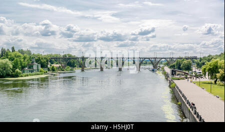 Hohen gewölbten Eisenbahnbrücke über den Dnjepr in der Stadt Dnepropetrowsk aus Beton gemacht. Stockfoto