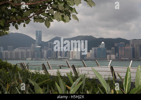 Gewerbe- und Wohnimmobilien Türme und Wolkenkratzer, aufgenommen vom Dach des Kai Tak Cruise Terminal. Hong Kong. 07.05.2016 Stockfoto