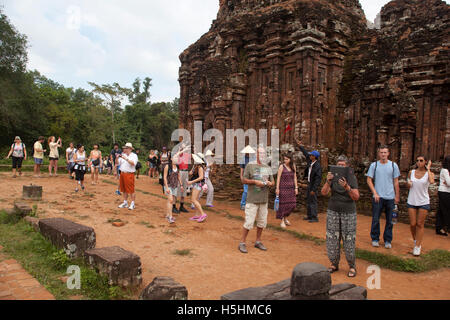 Gruppe von Touristen in die My Son Tempel vor Ort in Vietnam Stockfoto