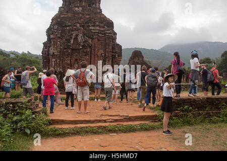 Gruppe von Touristen in die My Son Tempel vor Ort in Vietnam Stockfoto