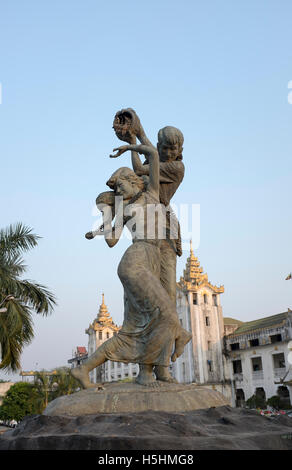 Statue vor dem Hauptbahnhof in Yangon mit einem Vogel nisten in die Schüssel gehalten von dem jungen Stockfoto