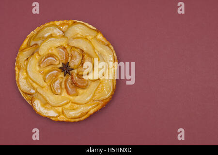 Tarte Tatin, Apfeltorte, Birnentarte auf Papierhintergrund mit Textfreiraum Stockfoto