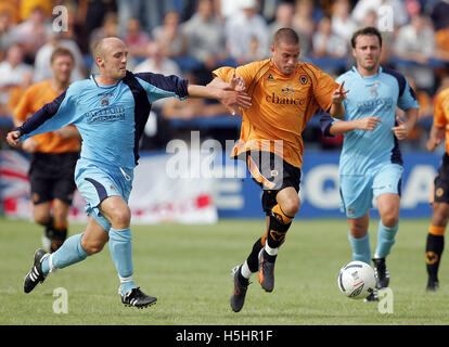 Michael Kightly von Grays ist Ernie Cooksey Grautöne - Grays Athletic Vs Wolverhampton Wanderers - Freundschaftsspiel bei der neuen Rec, Grays - 14.07.07 zurückgehalten Stockfoto