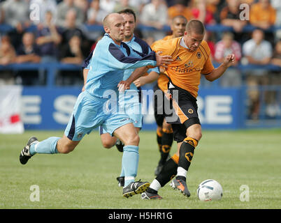 Michael Kightly von Grays ist Ernie Cooksey Grautöne - Grays Athletic Vs Wolverhampton Wanderers - Freundschaftsspiel bei der neuen Rec, Grays - 14.07.07 zurückgehalten Stockfoto