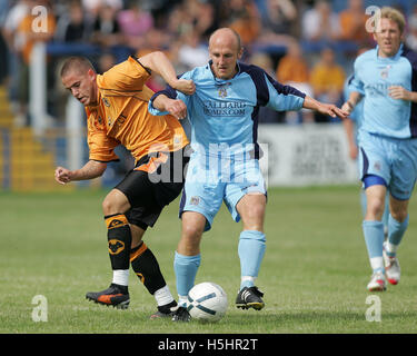 Michael Kightly der Wölfe und Ernie Cooksey von Grays - Grays Athletic Vs Wolverhampton Wanderers - Freundschaftsspiel bei der neuen Rec, Grays - 14.07.07 Stockfoto