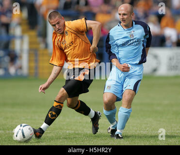 Michael Kightly der Wölfe und Ernie Cooksey von Grays - Grays Athletic Vs Wolverhampton Wanderers - Freundschaftsspiel bei der neuen Rec, Grays - 14.07.07 Stockfoto