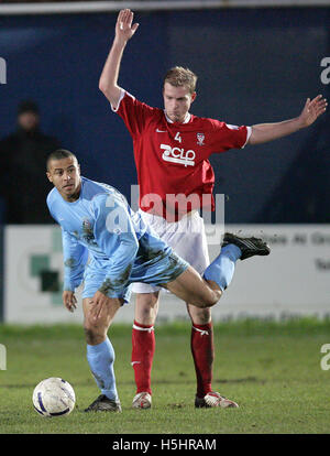 Danny Cadamateri von Grays ruft vor Neal Bishop - Grays Athletic Vs York City - landesweite Konferenz bei der neuen Rec - 12.09.06 Stockfoto