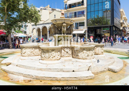 Morosini Brunnen in beschäftigt Eleftheriou Venizelou Square, Heraklion, Kreta, Griechenland Stockfoto