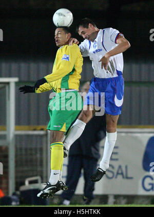 Leon McKenzie von Thurrock (links) und Steve Heffer in Antenne Aktion - Thurrock Vs Billericay Stadt - Essex Senior Cup am Schiff Lane - 30.10.07 Stockfoto