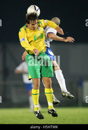 Ben Wood von Thurrock in Antenne Aktion mit Tony Boot - Thurrock Vs Billericay Stadt - Essex Senior Cup am Schiff Lane - 30.10.07 Stockfoto