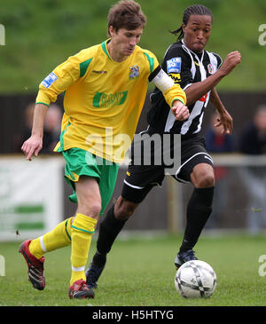 Greg Lincoln von Thurrock (links) nimmt auf Wesley Thomas Fisher - Thurrock Vs Fisher Athletic - Blue Square South im Schiff Lane - 11.03.07 Stockfoto