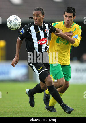 Wesley Thomas Fisher schirmt den Ball von Phil Anderson von Thurrock - Thurrock Vs Fisher Athletic - Blue Square South im Schiff Lane - 11.03.07 Stockfoto