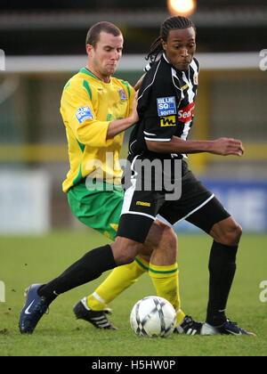 Matt Paine von Thurrock fordert Wesley Thomas Fisher - Thurrock Vs Fisher Athletic - Blue Square South im Schiff Lane - 11.03.07 Stockfoto