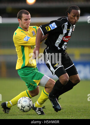 Matt Paine von Thurrock fordert Wesley Thomas Fisher - Thurrock Vs Fisher Athletic - Blue Square South im Schiff Lane - 11.03.07 Stockfoto