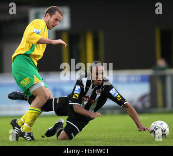 Matt Paine von Thurrock fordert Wesley Thomas Fisher - Thurrock Vs Fisher Athletic - Blue Square South im Schiff Lane - 11.03.07 Stockfoto