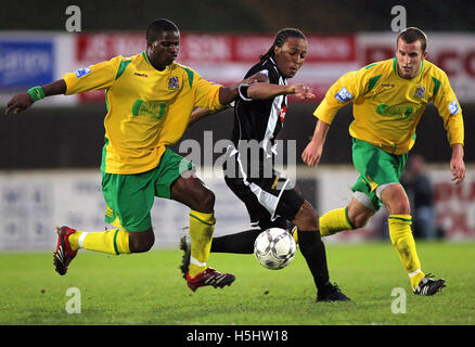 Bai Mas Lettejallow (links) und Matt Paine von Thurrock immer ein wachsames Auge auf Wesley Thomas Fisher - Thurrock Vs Fisher Athletic - Blue Square South im Schiff Lane - 11.03.07 Stockfoto