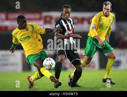 Bai Mas Lettejallow (links) und Matt Paine von Thurrock immer ein wachsames Auge auf Wesley Thomas Fisher - Thurrock Vs Fisher Athletic - Blue Square South im Schiff Lane - 11.03.07 Stockfoto