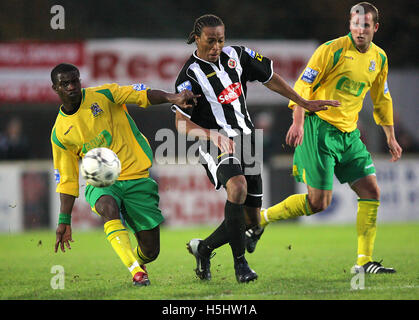 Bai Mas Lettejallow (links) und Matt Paine von Thurrock immer ein wachsames Auge auf Wesley Thomas Fisher - Thurrock Vs Fisher Athletic - Blue Square South im Schiff Lane - 11.03.07 Stockfoto