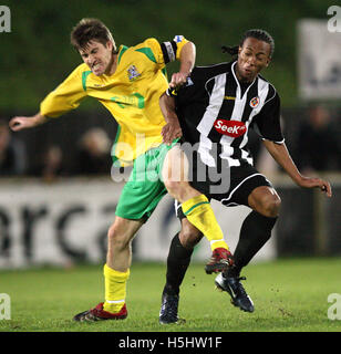 Wesley Thomas Fisher (rechts) kollidiert mit Greg Lincoln - Thurrock Vs Fisher Athletic - Blue Square South im Schiff Lane - 11.03.07 Stockfoto