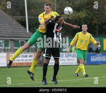 Wesley Thomas Fisher wird von Rob Swaine von Thurrock - Thurrock Vs Fisher Athletic - Blue Square South im Schiff Lane - 11.03.07 geschlagen. Stockfoto