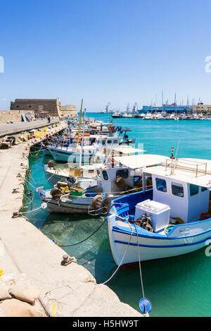 Angelboote/Fischerboote vertäut im Innenhafen neben der Festung Koules, Heraklion, Kreta, Griechenland Stockfoto