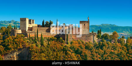 Panoramablick auf den maurischen Alhambra-Palast Islmaic abzurechnen und Befestigungen. Granada, Andalusien, Spanien. Stockfoto