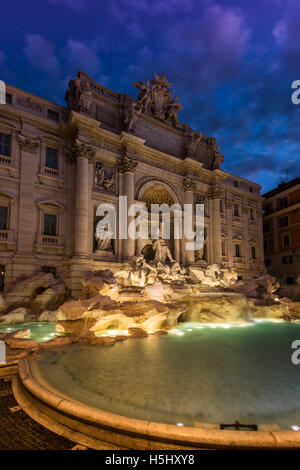Nachtansicht der Fontana di Trevi, Rom, Latium, Italien Stockfoto