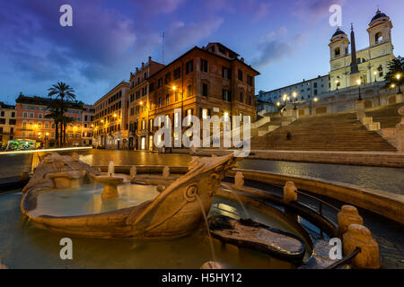 Nachtansicht der Fontana della Barcaccia am Fuß der spanischen Treppe, Rom, Latium, Italien Stockfoto