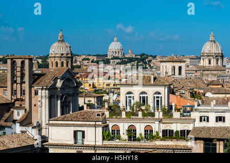Die Skyline der Stadt mit der Basilika St. Peter im Hintergrund, Rom, Italien Stockfoto