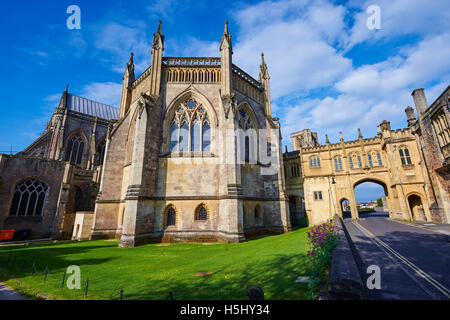 Die Fassade der mittelalterlichen Brunnen-Kathedrale gebaut in den frühen englischen gotischen Stil im Jahre 1175, Wells, Somerset, England Stockfoto