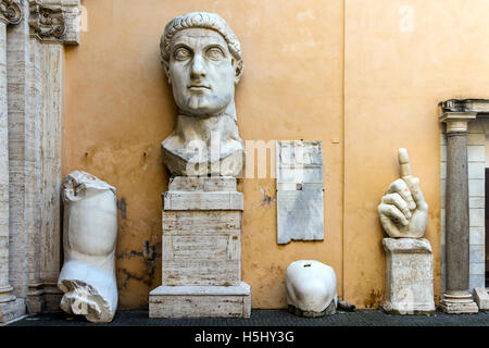 Reste der Statue des Kaisers Constantine, Palazzo dei Conservatori, Kapitolinische Museen, Rom, Latium, Italien Stockfoto