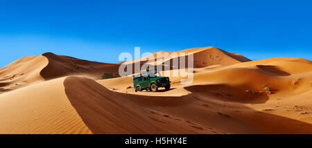 4 X4 Landrover Defnder auf den Sahara-Dünen von Erg Chebbi, Merzouga, Marokko, Afrika Stockfoto