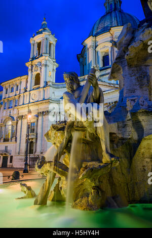 Nachtansicht der Brunnen der vier Flüsse, Piazza Navona, Rom, Latium, Italien Stockfoto
