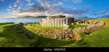 Broch von Gurness ist ein seltenes Beispiel für eine gut erhaltene Brosche-Dorf. Aus den 500-200BC die zentrale Runde Turm prob Stockfoto