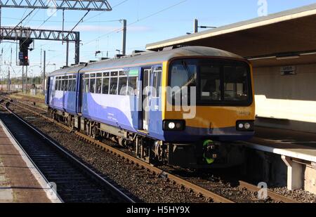 Renoviert Klasse 144 Pacer Diesel Triebzug in neuem Gewand Ankunft am Bahnhof von Carnforth auf einen Passagierservice. Stockfoto