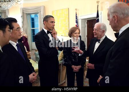 Ehemaliger US-Präsident Jimmy Carter im Gespräch mit US-Präsident Barack Obama, der chinesische Präsident Hu Jintao, ehemalige First Lady Rosalynn Carter und US-Vizepräsident Joe Biden bei einem Empfang im Weißen Haus gelben ovalen Raum 19. Januar 2011 in Washington, DC. Stockfoto