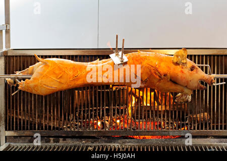Deutschland, Bayern, Street Food, Schwein braten am Spieß Stockfoto