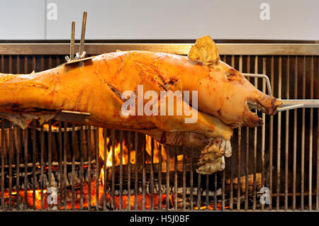 Deutschland, Bayern, Street Food, Schwein braten am Spieß Stockfoto
