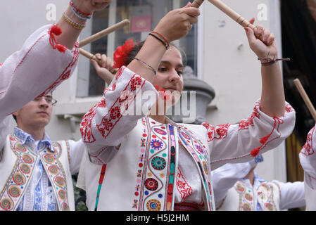 Konzert der rumänischen Folklore Gruppe in der Nähe von Manneken Pis in Tag Folklorissimo 2016 Folklore Festival und am Wochenende ohne Auto in Stockfoto