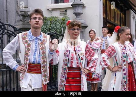 Konzert der rumänischen Folklore Gruppe in der Nähe von Manneken Pis in Tag Folklorissimo 2016 Folklore Festival und am Wochenende ohne Auto in Stockfoto