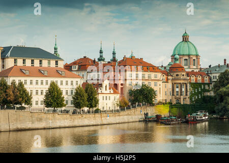 Herbstnachmittag auf Moldau in Prag, Tschechien. St. Franziskus von Assisi Kirche Kuppel. Stockfoto