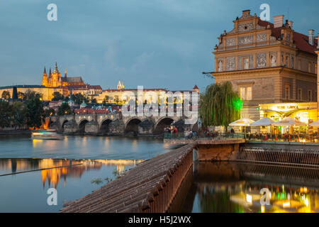 Am Abend auf der Moldau in Prag, Tschechien. Stockfoto