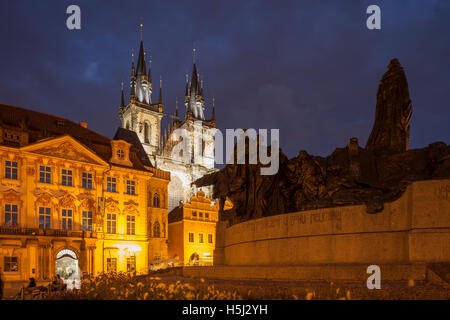 Altstädter Ring in Prag, Tschechien. Jan Hus-Denkmal und der Frauenkirche vor Tyn. Stockfoto