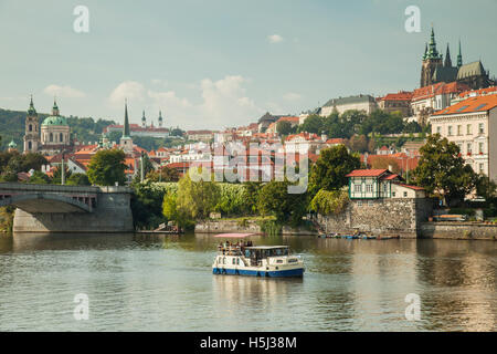 Sonniger Herbsttag auf der Moldau in Prag, Tschechien. Mala Strana und Hradschin Burg in der Ferne. Stockfoto