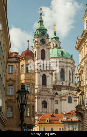 Herbstnachmittag in Mala Strana (Kleinseite), Prag, Tschechische Republik. Mit Blick auf die St. Nikolaus Kirche. Stockfoto