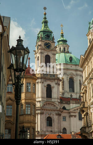 Herbstnachmittag in Mala Strana (Kleinseite), Prag, Tschechische Republik. Mit Blick auf die St. Nikolaus Kirche. Stockfoto