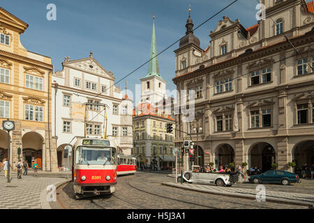 Herbstnachmittag in Mala Strana (Kleinseite), Prag, Tschechische Republik. Stockfoto