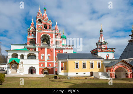 Glockenturm und die Kirche Savvino Storozhevsky Kloster in Swenigorod in der Region Moskau Stockfoto