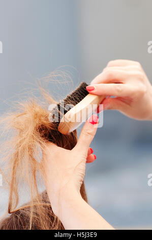 Weiblichen Kunden mit einem Blow-Dry in einen Friseursalon Stockfoto