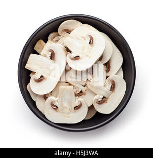 Schüssel mit in Scheiben geschnittenen frischen Pilze isoliert auf weißem Hintergrund, Ansicht von oben Stockfoto